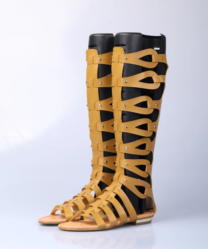 Mulheres Gladiador altura do Joelho Superior Sandálias vazias Romano Botas Sapatos de Volta Zipper Rebite Pregos de Couro Genuíno 9Colors Plus Size