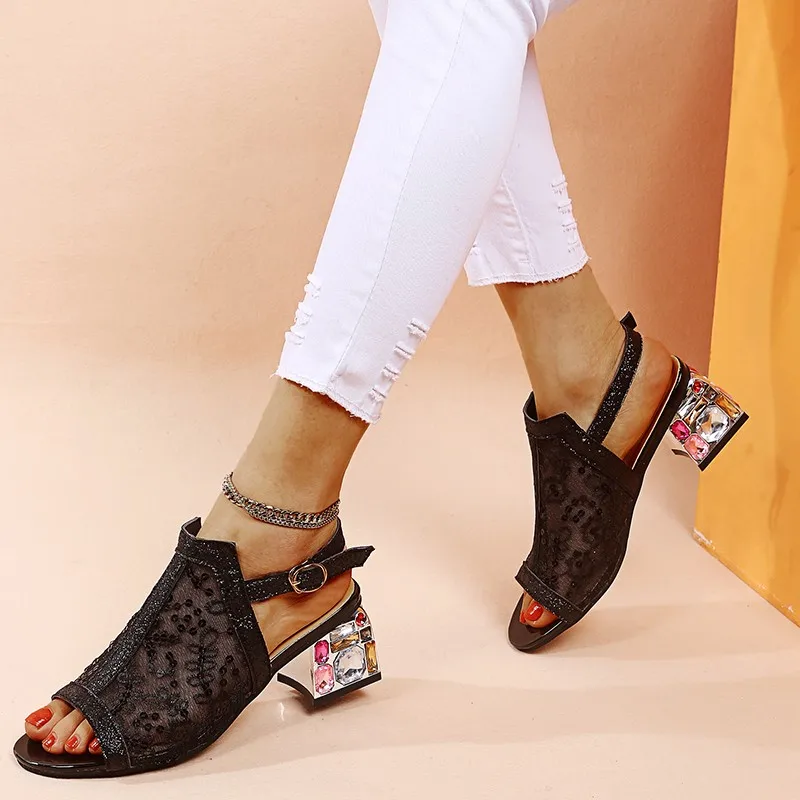 Mulheres de Verão, A 2021 Nova Moda de Sandálias Sapatos de Malha Bordado Exterior Sólido Desgaste Superficial de Cristal Quadrado Calcanhar de Slides