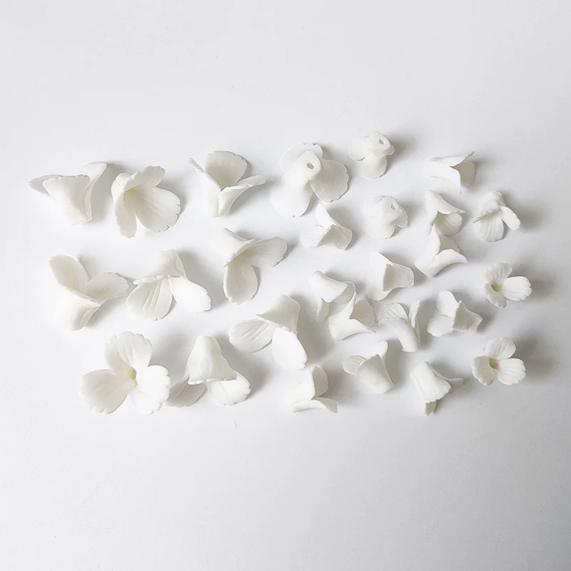 50pcs Branco Cor de Fundo Plano de Porcelana, Cerâmica, Flores de Material de Jóias Artesanais DIY Brincos Para Casamento Fazendo com Acessórios
