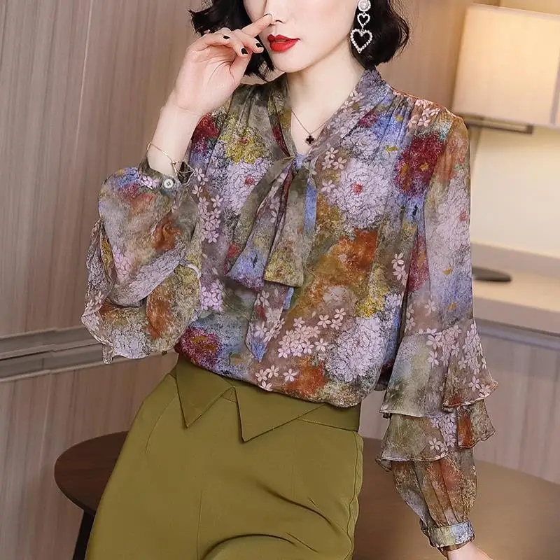 Imitação de seda de mulheres maiores de 2021 a primavera e o outono novo estilo de Hong Kong-flor do estilo camisa estilo Ocidental de babados arco camisa