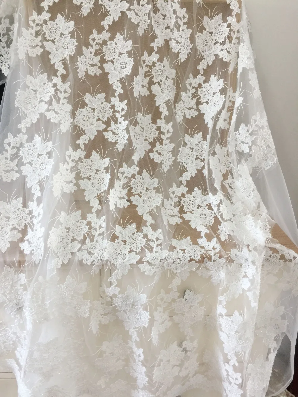 1 jarda pequena pérola frisado 3D flor de tecido do laço no off white, haute couture vestido de casamento vestido de noiva tecido pelo quintal 135 cm de largura