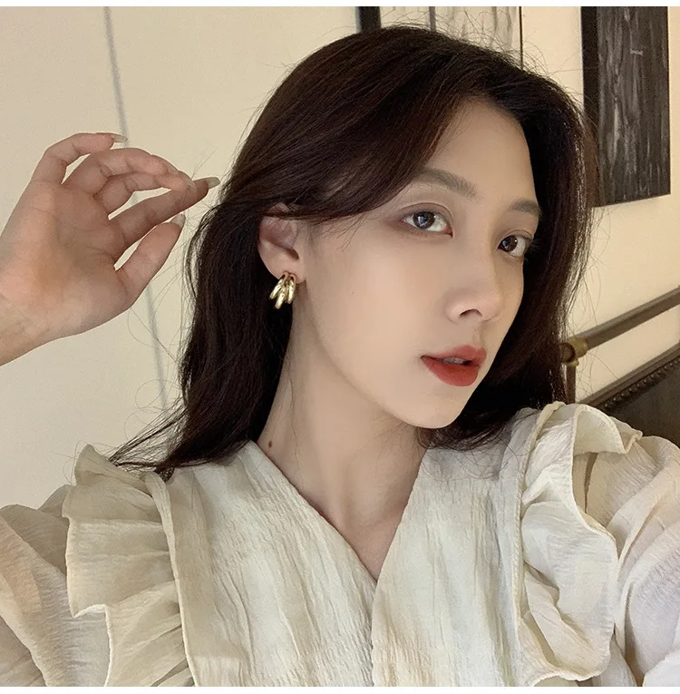 Ouro coreano Moda Stud Clipe de Brincos Mulheres Jóias 2021 Tendência de Jóias para as Mulheres Brincos de Presente Falsos Piercing