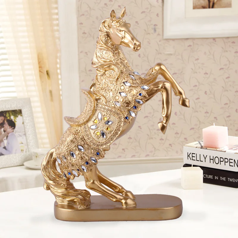 A Europa Resina Ouro Cavalo Estátua Enfeite Criativo Ouro Sorte Prancing Horse Figuras De Artesanato De Decoração De Casa De Negócio De Acessórios De Presente