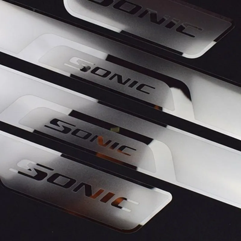 A Porta do carro Soleiras Para Sonic 2018 Aço Inoxidável Soleira da Porta de Chinelo Placa de Ajuste para o Chevrolet Sonic-2020